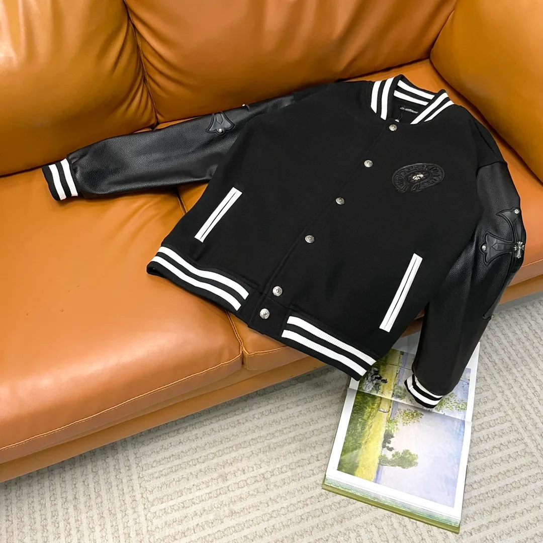 🅿️410 CH➡️Cro Xin 2024ss runway style baseball uniform jacket. I ordered the original model and it took a month to finally ship it. I love it so much. The upper body is really handsome. A blogger on Douyin said that LV's new products this year will become the future trend. If you look through street photos, you will find that celebrities regard it as a collectible jacket, a must-have item for men and women who want light luxury for commuting. Developing the highest version on the entire network, it took 1 month to customize and the cost was extremely high. The German imported flat-machine made custom-woven wool jacquard threads, using the first layer of imported lambskin. The pleated texture is unparalleled. It is hand-cut and meticulously crafted. The stitching position is very technical. Whether the whole garment is good or not depends on this position. Top-notch workmanship and details can stand the test. A full set of customized accessories, the letters are clear and perfectly restored without any difference. High-end atmosphere and full grade! The entire dress is exclusively customized with heavy craftsmanship. The towel patch embroidery is perfectly combined with craft embroidery and precise stitching! Absolute craftsmanship quality!